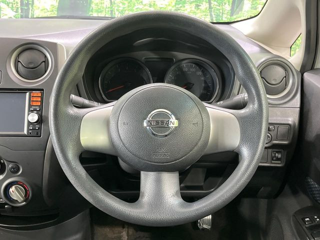 �C���e���A�ɍ��킹���f�U�C���̃X�e�A�����O�́A�^�]�������̂��Ƃ��l���A�^�]���₷���`��A�傫���ł��B�����x�A���ۂɐG���Ă��m���߂��������B