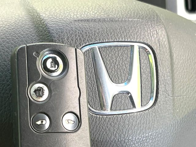 �yHonda�X�}�[�g�L�[�z�J�o����|�P�b�g�ɓ��ꂽ�܂܂ł��h�A�̎{���E�������\�ȃX�}�[�g�L�[�𑕔��B�G���W���̃I���E�I�t�����J�M�����o���K�v����������Ƃ��Ă��֗��ł���