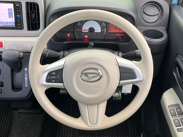 �C���e���A�ɍ��킹���f�U�C���̃X�e�A�����O�́A�^�]�������̂��Ƃ��l���A�^�]���₷���`��A�傫���ł��B�����x�A���ۂɐG���Ă��m���߂��������B