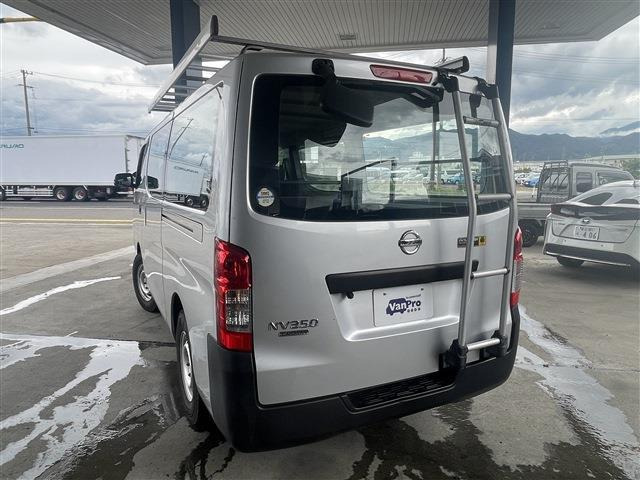 ���΂ߌ�����瑨�����ԗ��̊O�ϑS�i�ł��B�o�b�N�h�A�ɑ������ꂽ�������_�[�̌��t����A�����o���p�[���ӂ̌��݂̃R���f�B�V�������摜��育�m�F���������B