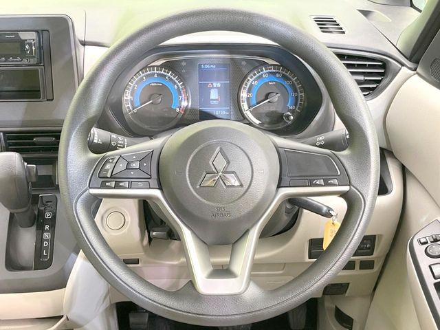 �C���e���A�ɍ��킹���f�U�C���̃X�e�A�����O�́A�^�]�������̂��Ƃ��l���A�^�]���₷���`��A�傫���ł��B�����x�A���ۂɐG���Ă��m���߂��������B
