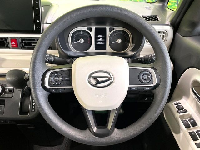 �C���e���A�ɍ��킹���f�U�C���̃X�e�A�����O�́A�^�]�������̂��Ƃ��l���A�^�]���₷���`��A�傫���ł��B�����x�A���ۂɐG���Ă��m���߂��������B