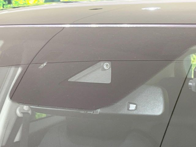 【i-ACTIVESENSE】走行中に前方の車両等を認識し、衝突しそうな時は警報とブレーキで衝突回避と被害軽減をアシスト。より安全にドライブをお楽しみいただけます。