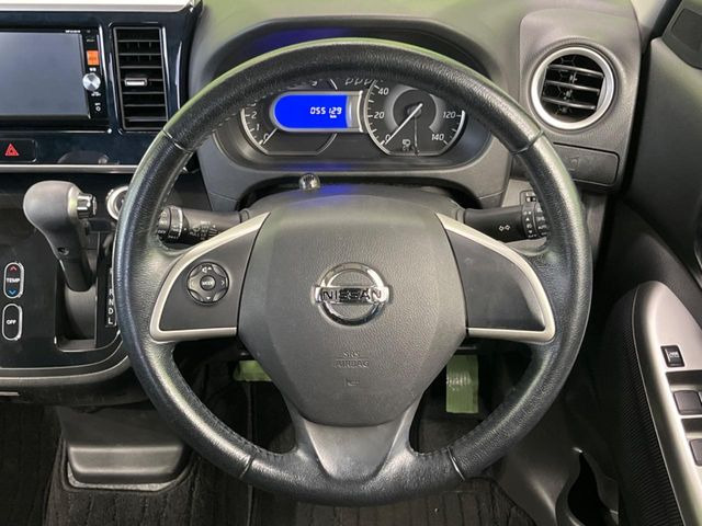 �C���e���A�ɍ��킹���f�U�C���̃X�e�A�����O�́A�^�]�������̂��Ƃ��l���A�^�]���₷���`��A�傫���ł��B�����x�A���ۂɐG���Ă��m���߂��������B
