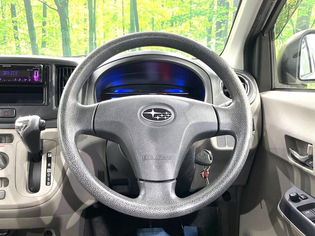 �C���e���A�ɍ��킹���f�U�C���̃X�e�A�����O�́A�^�]�������̂��Ƃ��l���A�^�]���₷���`��A�傫���ł��B�����x�A���ۂɐG���Ă��m���߂��������B