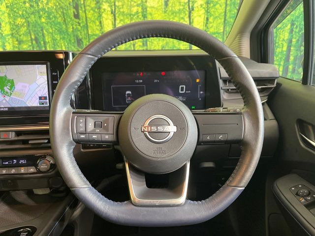 �C���e���A�ɍ��킹���f�U�C���̃X�e�A�����O�́A�^�]�������̂��Ƃ��l���A�^�]���₷���`��A�傫���ł��B�����x�A���ۂɐG���Ă��m���߂��������B