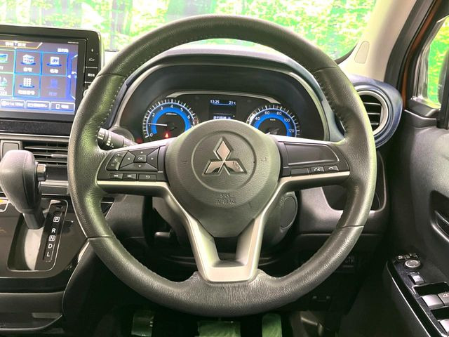 �C���e���A�ɍ��킹���f�U�C���̃X�e�A�����O�́A�^�]�������̂��Ƃ��l���A�^�]���₷���`��A�傫���ł��B�����x�A���ۂɐG���Ă��m���߂��������B