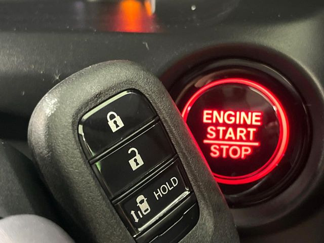 �yHonda�X�}�[�g�L�[�z�J�o����|�P�b�g�ɓ��ꂽ�܂܂ł��h�A�̎{���E�������\�ȃX�}�[�g�L�[�𑕔��B�G���W���̃I���E�I�t�����J�M�����o���K�v����������Ƃ��Ă��֗��ł���