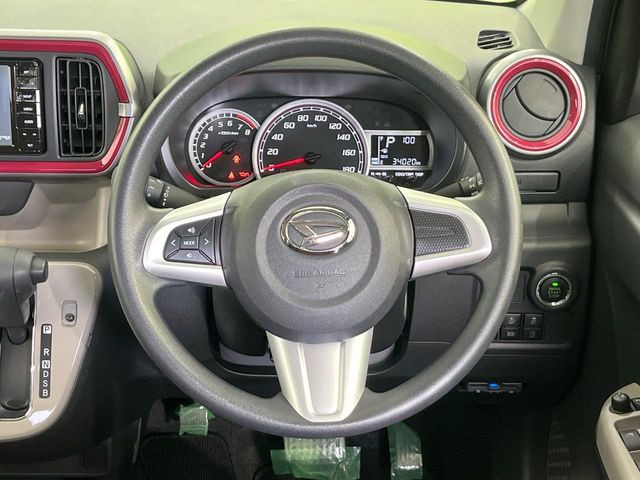 �C���e���A�ɍ��킹���f�U�C���̃X�e�A�����O�́A�^�]�������̂��Ƃ��l���A�^�]���₷���`��A�傫���ł��B�����x�A���ۂɐG���Ă��m���߂��������B