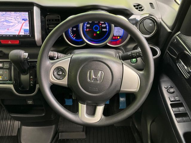 �C���e���A�ɍ��킹���f�U�C���̃X�e�A�����O�́A�^�]�������̂��Ƃ��l���A�^�]���₷���`��A�傫���ł��B�����x�A���ۂɐG���Ă��m���߂��������B