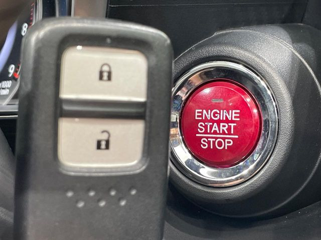 �yHonda�X�}�[�g�L�[�z�J�o����|�P�b�g�ɓ��ꂽ�܂܂ł��h�A�̎{���E�������\�ȃX�}�[�g�L�[�𑕔��B�G���W���̃I���E�I�t�����J�M�����o���K�v����������Ƃ��Ă��֗��ł���