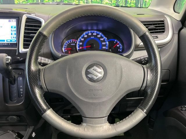 �C���e���A�ɍ��킹���f�U�C���̃X�e�A�����O�́A�^�]�������̂��Ƃ��l���A�^�]���₷���`��A�傫���ł��B�����x�A���ۂɐG���Ă��m���߂��������B