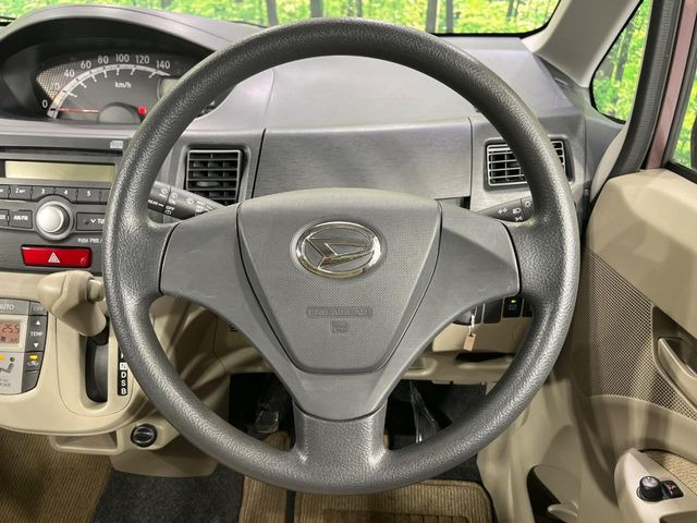 �C���e���A�ɍ��킹���f�U�C���̃X�e�A�����O�́A�^�]�������̂��Ƃ��l���A�^�]���₷���`��A�傫���ł��B�����x�A���ۂɐG���Ă��m���߂��������B