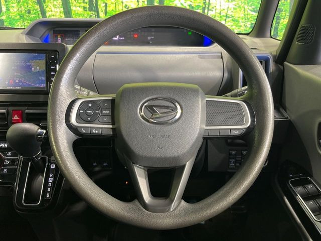 インテリアに合わせたデザインのステアリングは、運転される方のことも考え、運転しやすい形状、大きさです。是非一度、実際に触ってお確かめください。