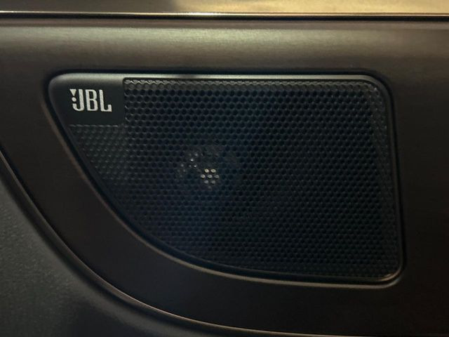 �yJBL�T�E���h�V�X�e���z���[�J�[�I�v�V�����̍��i�ʃT�E���h�V�X�e���𓋍ځB��p�̃`���[�j���O���{���ꂽ�召�l�X�ȃX�s�[�J�[����ǎ��ȃT�E���h���t�ł��A�Տꊴ���ӂ�鉹����Ԃ����o���܂��B