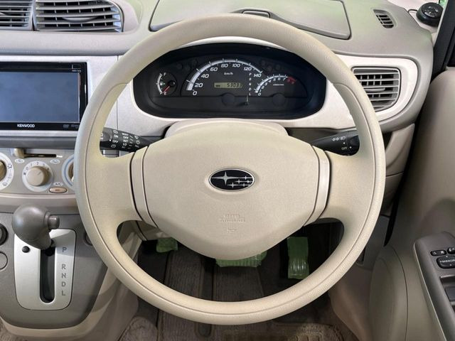 �C���e���A�ɍ��킹���f�U�C���̃X�e�A�����O�́A�^�]�������̂��Ƃ��l���A�^�]���₷���`��A�傫���ł��B�����x�A���ۂɐG���Ă��m���߂��������B