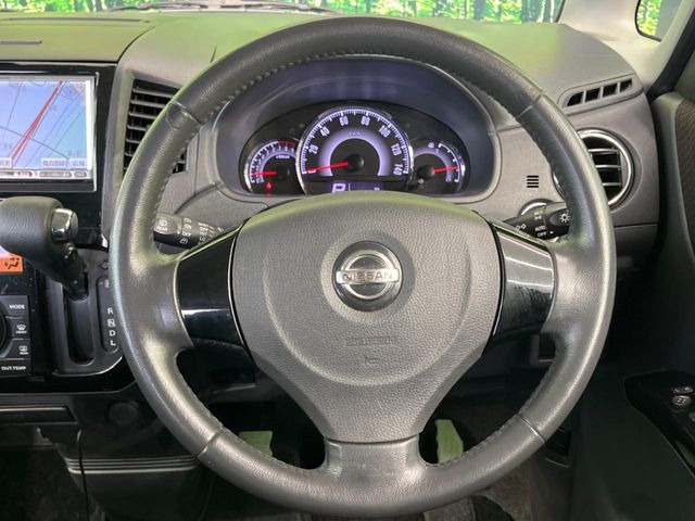 �C���e���A�ɍ��킹���f�U�C���̃X�e�A�����O�́A�^�]�������̂��Ƃ��l���A�^�]���₷���`��A�傫���ł��B�����x�A���ۂɐG���Ă��m���߂��������B
