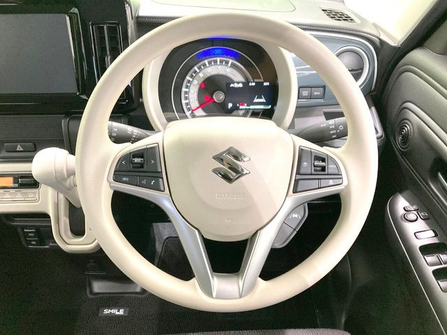 �C���e���A�ɍ��킹���f�U�C���̃X�e�A�����O�́A�^�]�������̂��Ƃ��l���A�^�]���₷���`��A�傫���ł��B�����x�A���ۂɐG���Ă��m���߂��������B