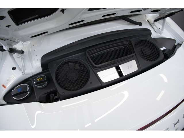 991.1�̈�3.8L �����Ό�6�C��DOHC�A400ps/44.9kgm�̋M�d��NA���f���ƂȂ��Ă���܂��B