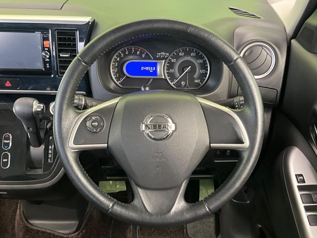 �C���e���A�ɍ��킹���f�U�C���̃X�e�A�����O�́A�^�]�������̂��Ƃ��l���A�^�]���₷���`��A�傫���ł��B�����x�A���ۂɐG���Ă��m���߂��������B