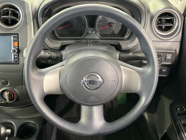 �C���e���A�ɍ��킹���f�U�C���̃X�e�A�����O�́A�^�]�������̂��Ƃ��l���A�^�]���₷���`��A�傫���ł��B�����x�A���ۂɐG���Ă��m���߂��������B