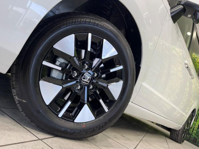 �y����16�C���`�A���~�z�C�[���z�O�ςɃ}�b�`���������A���~�z�C�[���𑕒����Ă���܂��B�e��ЊO�A���~�z�C�[����A�X�^�b�h���X�^�C�����戵�����Ă���܂��B���񂲑��k����������