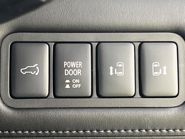 【両側スライドドア】駐車場で隣の車との間隔が狭く乗りにくい時、スライドドアなら安心!ドアオープン時も幅を取らず、開口部が広いので乗り降りがとっても簡単です。大きな荷物の出し入れも後席から可能♪