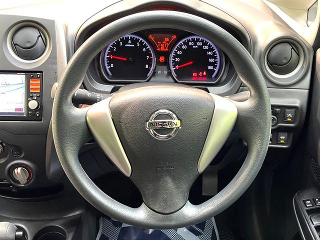 �C���e���A�ɍ��킹���f�U�C���̃X�e�A�����O�́A�^�]�������̂��Ƃ��l���A�^�]���₷���`��A�傫���ł��B�����x�A���ۂɐG���Ă��m���߂��������B