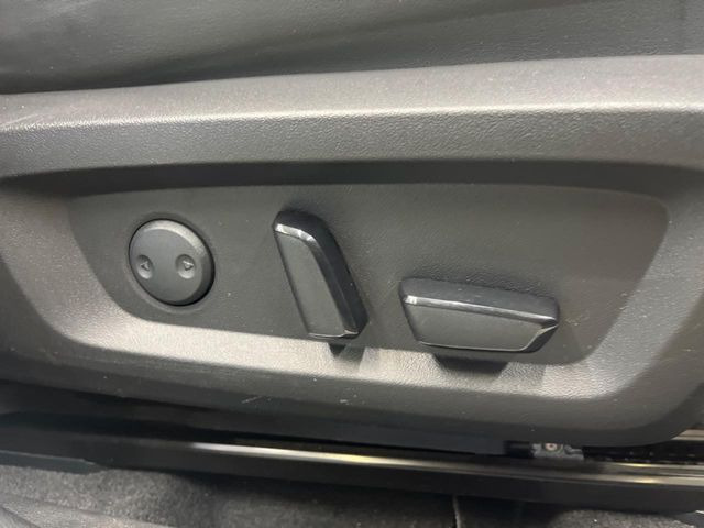 【パワーシート】スイッチ一つで簡単にシートの微調整が可能!電動だから力もいりません!快適なシートポジションにセットして、快適なドライブをお楽しみください。