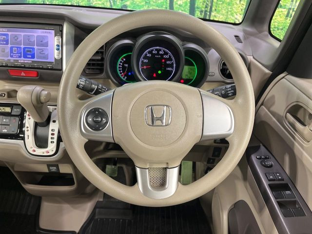 �C���e���A�ɍ��킹���f�U�C���̃X�e�A�����O�́A�^�]�������̂��Ƃ��l���A�^�]���₷���`��A�傫���ł��B�����x�A���ۂɐG���Ă��m���߂��������B