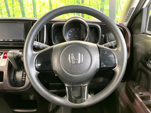 �C���e���A�ɍ��킹���f�U�C���̃X�e�A�����O�́A�^�]�������̂��Ƃ��l���A�^�]���₷���`��A�傫���ł��B�����x�A���ۂɐG���Ă��m���߂��������B