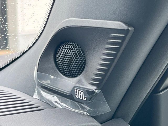 �yJBL�T�E���h�V�X�e���z���[�J�[�I�v�V�����̍��i�ʃT�E���h�V�X�e���𓋍ځB��p�̃`���[�j���O���{���ꂽ�召�l�X�ȃX�s�[�J�[����ǎ��ȃT�E���h���t�ł��A�Տꊴ���ӂ�鉹����Ԃ����o���܂��B