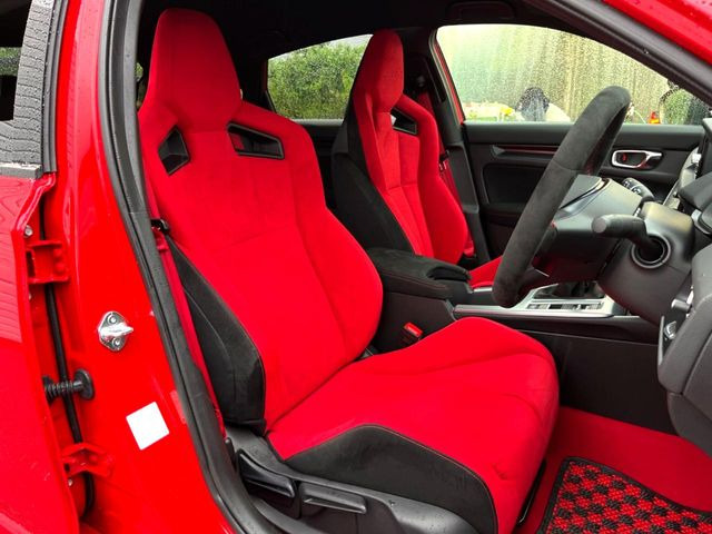 【専用スポーツシート】ホールド性に優れ、カーブ時の体が流れを抑制してくれます。また、体にフィットするから腰や背中が疲れにくく、ロングドライブや高速走行でも快適にお過ごしいただけます♪