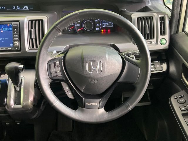 �C���e���A�ɍ��킹���f�U�C���̃X�e�A�����O�́A�^�]�������̂��Ƃ��l���A�^�]���₷���`��A�傫���ł��B�����x�A���ۂɐG���Ă��m���߂��������B