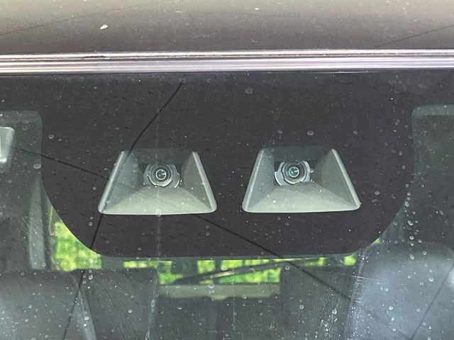 【スマートアシスト】走行中に前方の車両等を認識し、衝突しそうな時は警報とブレーキで衝突回避と被害軽減をアシスト。より安全にドライブをお楽しみいただけます。