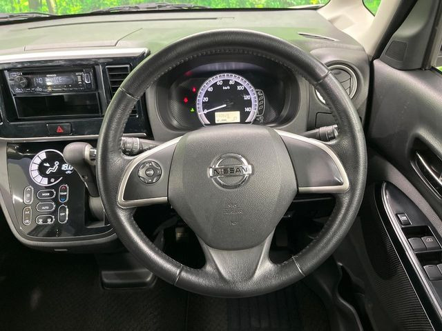 �C���e���A�ɍ��킹���f�U�C���̃X�e�A�����O�́A�^�]�������̂��Ƃ��l���A�^�]���₷���`��A�傫���ł��B�����x�A���ۂɐG���Ă��m���߂��������B