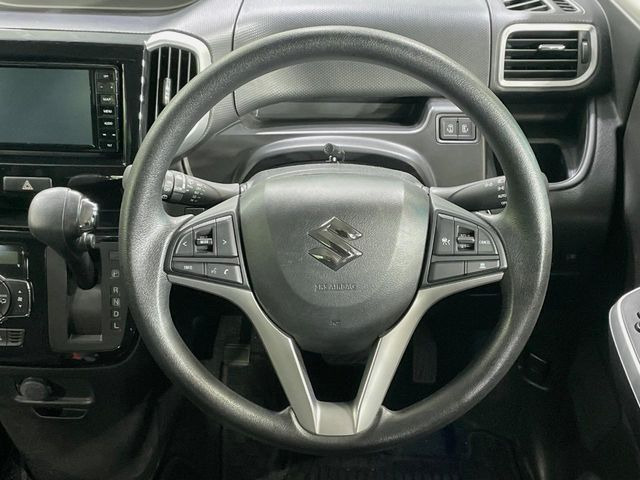 �C���e���A�ɍ��킹���f�U�C���̃X�e�A�����O�́A�^�]�������̂��Ƃ��l���A�^�]���₷���`��A�傫���ł��B�����x�A���ۂɐG���Ă��m���߂��������B