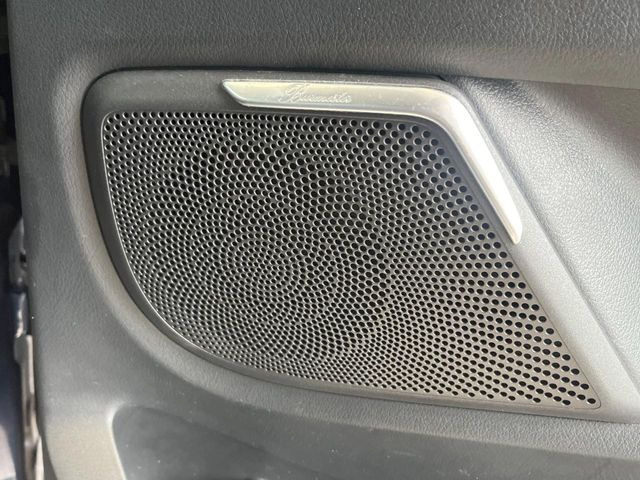 ��harman/kardon�T�E���h�V�X�e��:�I�[�f�B�I��僁�[�J�[����|����v���~�A���X�s�[�J�[�𑕔��B�����̃X�s�[�J�[����A���̗������܂ŕ����鍂�i���ȉ��y�����y���݂��������܂��B