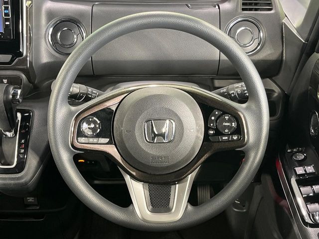 �C���e���A�ɍ��킹���f�U�C���̃X�e�A�����O�́A�^�]�������̂��Ƃ��l���A�^�]���₷���`��A�傫���ł��B�����x�A���ۂɐG���Ă��m���߂��������B