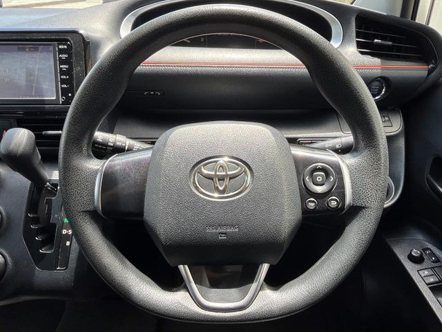 �C���e���A�ɍ��킹���f�U�C���̃X�e�A�����O�́A�^�]�������̂��Ƃ��l���A�^�]���₷���`��A�傫���ł��B�����x�A���ۂɐG���Ă��m���߂��������B