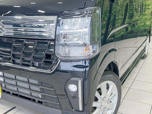 【LEDヘッドライト】悪天候や夜間走行時も良好な視界を確保し安心して運転できる高輝度LEDヘッドライトを装備!点灯速度が早く、消費電力も抑えられています。