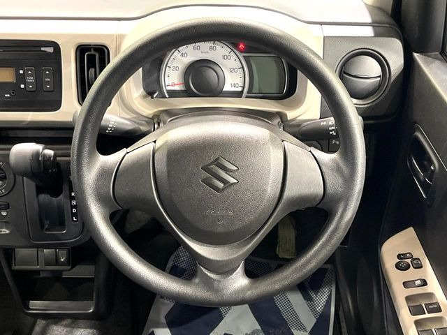 �C���e���A�ɍ��킹���f�U�C���̃X�e�A�����O�́A�^�]�������̂��Ƃ��l���A�^�]���₷���`��A�傫���ł��B�����x�A���ۂɐG���Ă��m���߂��������B
