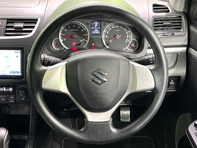 �C���e���A�ɍ��킹���f�U�C���̃X�e�A�����O�́A�^�]�������̂��Ƃ��l���A�^�]���₷���`��A�傫���ł��B�����x�A���ۂɐG���Ă��m���߂��������B
