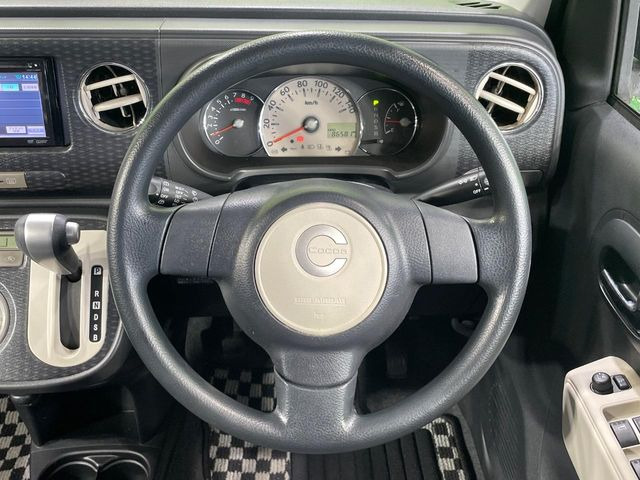 �C���e���A�ɍ��킹���f�U�C���̃X�e�A�����O�́A�^�]�������̂��Ƃ��l���A�^�]���₷���`��A�傫���ł��B�����x�A���ۂɐG���Ă��m���߂��������B