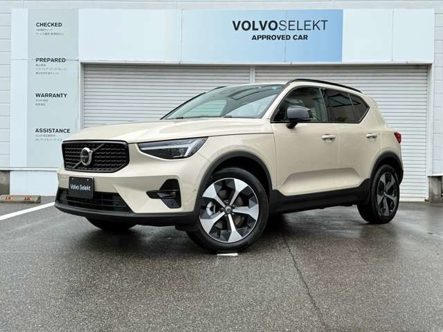 XC40ウルトラ B4 AWD ダーク エディション サンドデューン 4WD