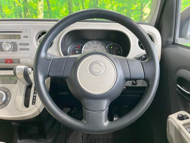 �C���e���A�ɍ��킹���f�U�C���̃X�e�A�����O�́A�^�]�������̂��Ƃ��l���A�^�]���₷���`��A�傫���ł��B�����x�A���ۂɐG���Ă��m���߂��������B