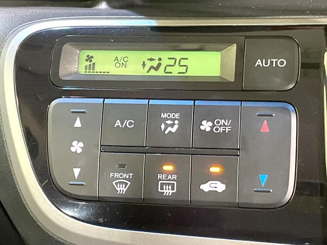 【オートエアコン】一度お好みの温度に設定すれば、車内の温度を検知し風量や温度を自動で調整。暑い&hellip;寒い&hellip;と何度もスイッチ操作をする必要はありません。快適な車内空間には必須の機能ですね♪