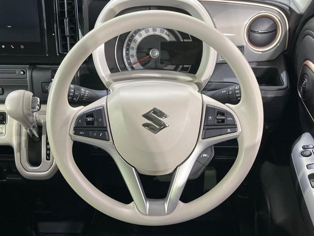 �C���e���A�ɍ��킹���f�U�C���̃X�e�A�����O�́A�^�]�������̂��Ƃ��l���A�^�]���₷���`��A�傫���ł��B�����x�A���ۂɐG���Ă��m���߂��������B