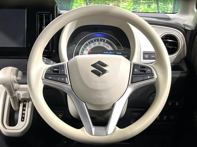 インテリアに合わせたデザインのステアリングは、運転される方のことも考え、運転しやすい形状、大きさです。是非一度、実際に触ってお確かめください。