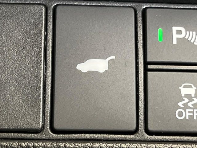 【ハンズフリーパワーバックドア】リアバンパー下部に足先を出し入れするだけでバックドアが自動で開閉♪両手が荷物でふさがっている時でもラクラク開閉操作が行えます!
